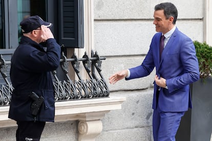 El presidente del Gobierno, Pedro Sánchez, saluda a un policía a su llegada a la Cámara baja.