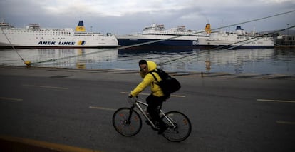 La Federación de Marineros mantiene los barcos amarrados durante 48 horas, como continuación a las protestas que mantiene desde hace varias semanas. En la imagen, barcos en el puerto del Pireo, en Atenas.