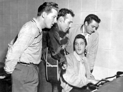 Debutó ante el público a los 14 años con un concierto en un concesionario de automóviles. En su adolescencia desarrolló un estilo bombástico y muy teatral (siempre de pie, siempre deslizando los dedos en virulentos glissandos sobre las teclas). En 1956 llamó la atención del fundador de Sun Records, Sam Philips, que lo fichó como uno de los músicos de su disquera. En la imagen, Jerry Lee Lewis, Carl Perkins, Elvis Presley y Johnny Cash, en el estudio de Sun Records, en Memphis, el 4 de diciembre de 1956. 
