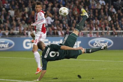 Benzema remata para marcar el segundo gol del Madrid.