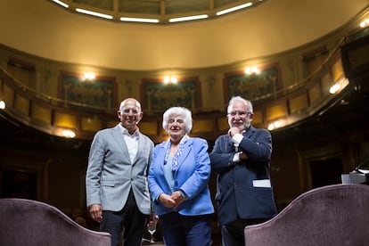 José Manuel Gómez Benítez, Francisca Sahuquillo y Luis R. Aizpeolea en un acto sobre el final de ETA este martes en el Ateneo de Madrid.