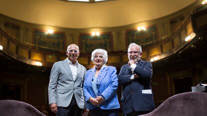 José Manuel Gómez Benítez, Francisca Sahuquillo y Luis R. Aizpeolea en un acto sobre el final de ETA este martes en el Ateneo de Madrid.