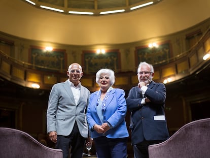 José Manuel Gómez Benítez, Francisca Sahuquillo y Luis R. Aizpeolea en un acto sobre el final de ETA este martes en el Ateneo de Madrid.