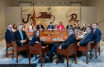 Foto de familia del primer consejo de Gobierno presidido por Salvador Illa (en el centro de la imagen), este martes en Barcelona.