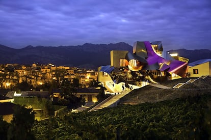 El famoso edificio del arquitecto canadiense-californiano Frank O. Gehry, con su piel de titanio que brilla entre el viñedo con los colores del vino, aloja el hotel, restaurantes y 'spa' de la Ciudad del Vino del Marqués de Riscal, un gran centro enoturístico. La bodega en sí ocupa un edificio histórico de 1858.