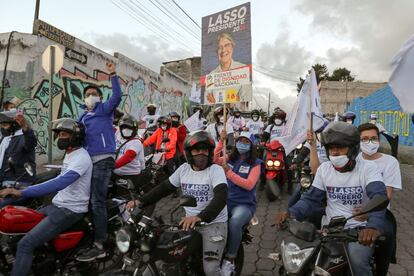 Simpatizantes dep candidato a la presidencia de Ecuador Guillermo Lasso por las calles de Quito (Ecuador). Algo más de 13 millones de ecuatorianos están habilitados para votar en los comicios generales del 7 de febrero, que designarán al nuevo presidente del país, además de 137 integrantes de la Asamblea Nacional y 5 parlamentarios andinos.