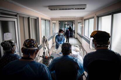 Personal sanitario traslada a un enfermo de coronavirus a la UCI del hospital Barros Luco, en Lima (Perú).