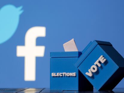Urnas de votos frente a los logos de Facebook y Twitter.