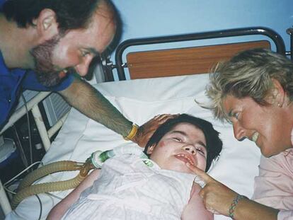Eugenia Pilar, en su cama de la UCI del hospital vizcaíno de Cruces, con sus padres