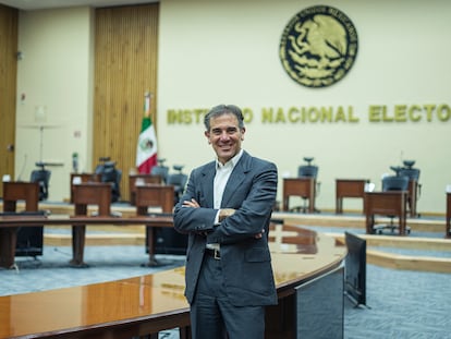 Lorenzo Córdova, presidente del Instituto Nacional Electoral, en la sala de sesiones del consejo general del INE.