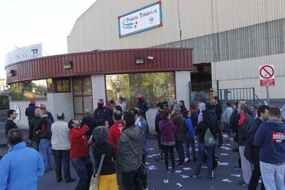 Piquete de trabajadores en huelga frente a una de las empresas del polígono industrial vizcaíno de Galindo, en la margen izquierda