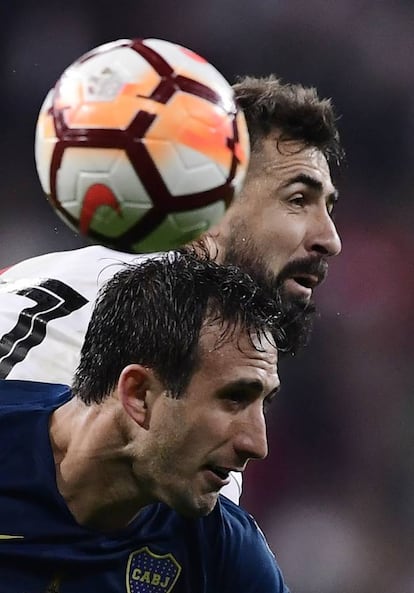 Carlos Izquierdoz y Lucas Pratto, durante el partido.