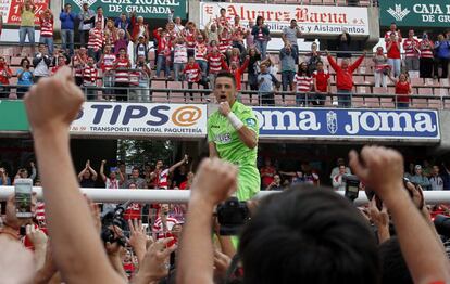 El portero del Granada Roberto Fernández subido en la portería celebra la permanencia del equipo en Primera División.