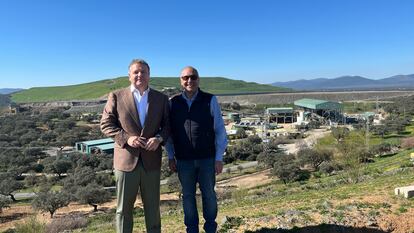 Alejandro Ayala, presidente de Río Narcea Recursos (de izquierda) con Serafino Iacono, presidente de Denarius Metals en frente de la Mina de Aguablanca en Monesterio (Extremadura) el 2 de febrero, 2024.