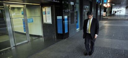 El presidente de Martinsa Fadesa, Fernando Martín, abandona la sede de la compañía tras presentar concurso de acreedores.