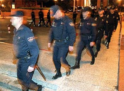 Agentes del Cuerpo Nacional de Policía se disponen a patrullar las calles del distrito Centro, en Madrid, al inicio del <i>Plan Focus</i>.