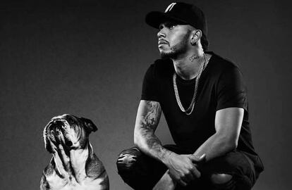 Lewis Hamilton con Roscoe en una fotografía de su cuenta de Instagram.