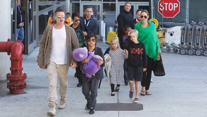 Brad Pitt y Angelina Jolie, junto a sus hijos, en un aeropuerto en 2014.