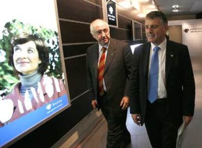 El presidente de la Kutxa, Xabier Iturbe, abandona con gesto de abatimiento la sala de prensa donde valoró el resultado negativo de la asamblea.