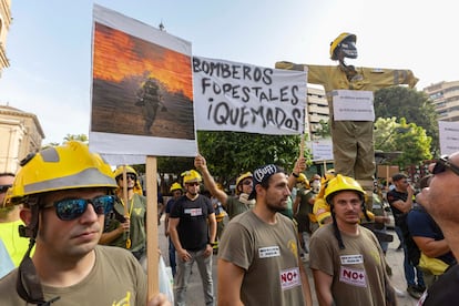 Decenas de bomberos forestales se manifiestan el pasado 8 de septiembre por las calles de Murcia para denunciar "la precariedad" del sector y exigir a la consejería de Medio Ambiente "mejoras laborales" y "estabilidad".