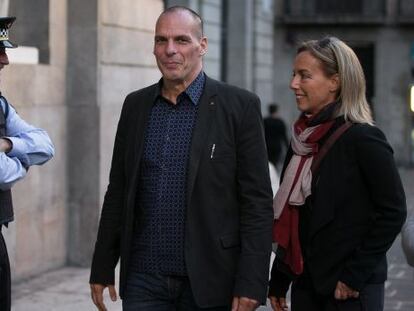 Iannis Varufakis i la seva dona entrant a l'Ajuntament de Barcelona.