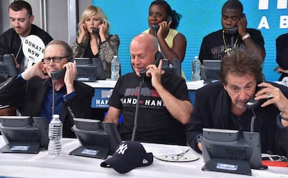De izquierda a derecha: Steve Buscemi, Bruce Willis y Al Pacino responden llamadas en el maratón por las víctimas de los huracanes.