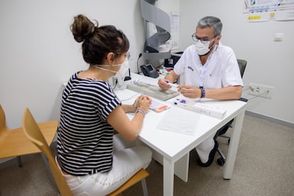 Emilio Monte, jefe de sección en el servicio de Farmacia del Hospital Universitari i Politècnic La Fe (Valencia), da información sobre los medicamentos a los pacientes en una consulta privada antes de comenzar el tratamiento.