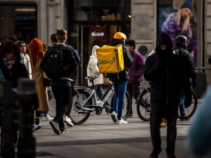 Un repartidor de Glovo en la zona de Gran Vía, en Madrid.