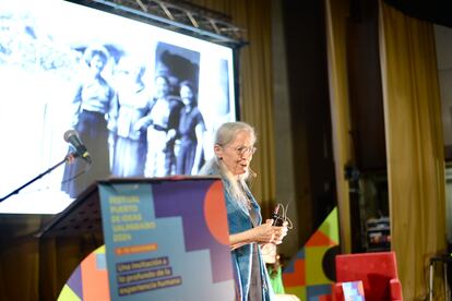 Elizabeth Horan habla durante una de las charlas dictadas en el marco del Festival Puerto Ideas Valparaíso 2024.