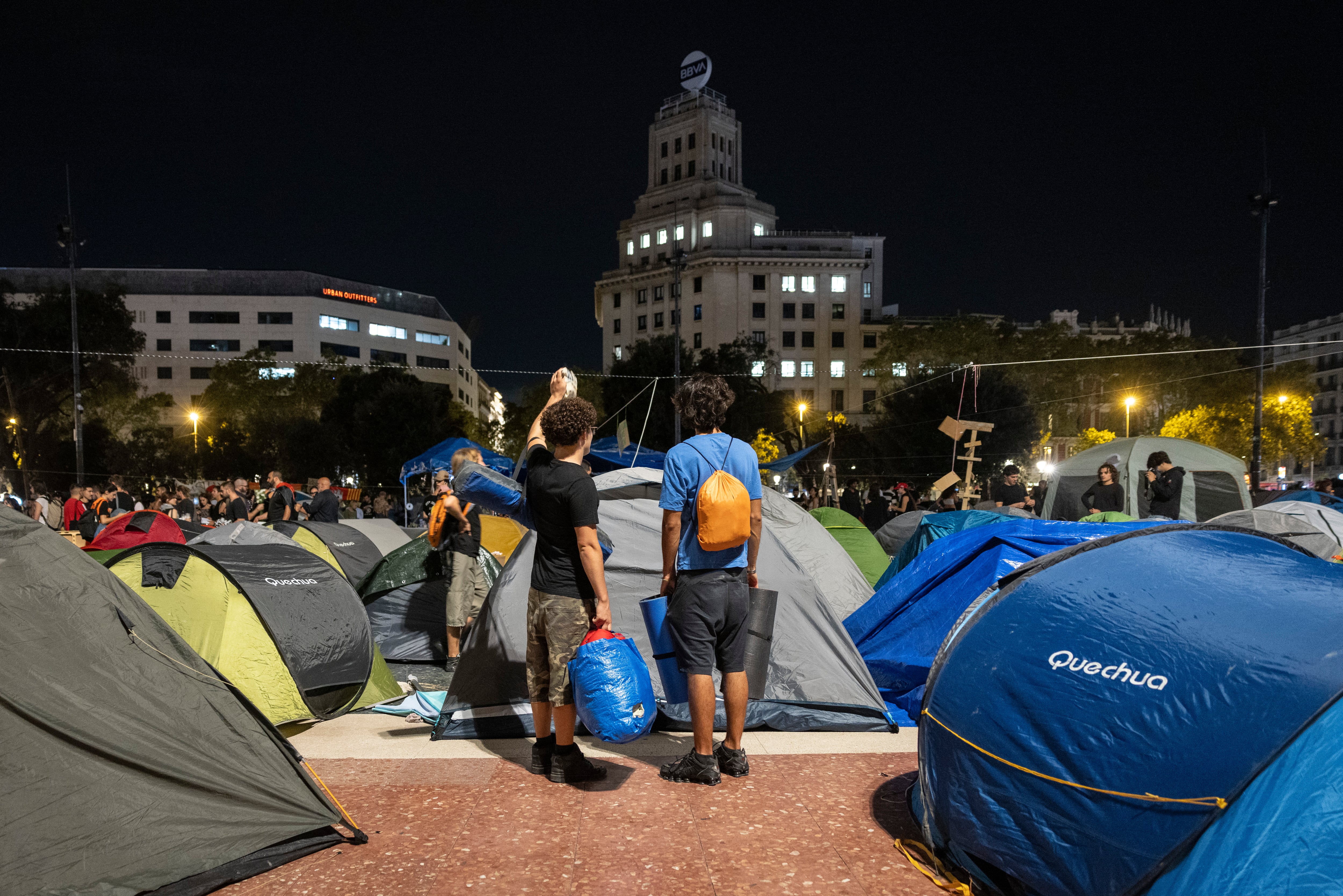 Acampada por el derecho a la vivienda en la plaza de Cataluña, en Barcelona.