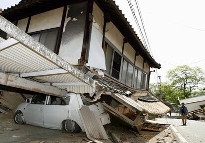 Derrumbe de una casa tras el terremoto en Mashiki, al sur de Japón, el 15 de abril de 2016.