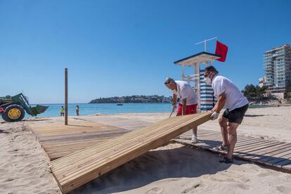 Workers prepare a beach in Mallorca for people with reduced mobility.