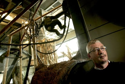 Frans de Waal posa con chimpancés en el Zoológico Lincoln Park en Chicago, en 2006.
