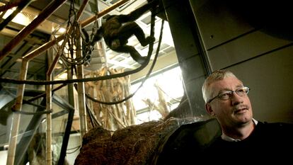 Frans de Waal posa con chimpancés en el Zoológico Lincoln Park en Chicago, en 2006.