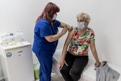 Una mujer se vacuna en Bulgaria.