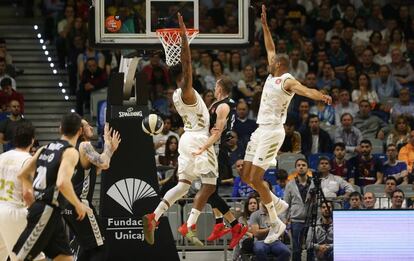 Cuartos de final de la copa del Rey de baloncesto disputada en el Martin Carpena entre Madrid y Bilbao .