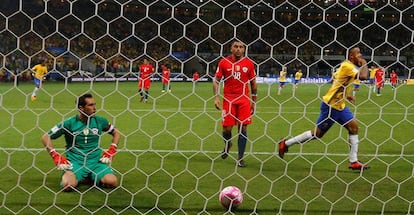 Gabriel Jesús celebra uno de sus goles ante Bravo y Jara.