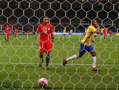 Gabriel Jesús celebra uno de sus goles ante Bravo y Jara.