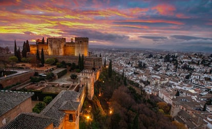 Vista de La Alhambra y el Albaicín desde la Torre de Comares, en Granada.