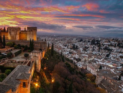 Vista de La Alhambra y el Albaicín desde la Torre de Comares, en Granada.