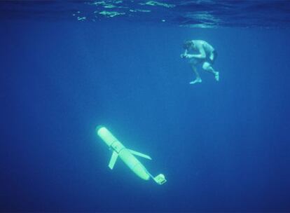 Un submarinista fotografía el robot RU27, un submarino que salió de Nueva Jersey el pasado 27 de abril y que llegará a Baiona a principios de diciembre tras recoger información sobre cómo afecta el cambio climático al océano Atlántico.