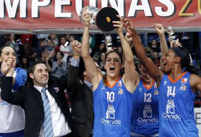Las jugadoras del Perfumerías Avenida levantan el trofeo de campeonas de Copa