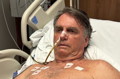 El expresidente Bolsonaro en una fotografía difundida el domingo 20, cuando cumplía una semana hospitalizado en la UCI de un hospital en Brasilia, donde continúa este jueves.