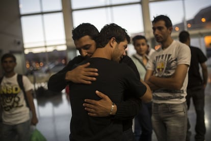 Unos sirios se despiden en el puerto de Melilla. Málaga es el destino de las familias que han conseguido llegar a la Península. Los sirios que huyen de la guerra podrían en principio pedir asilo, pero profundas grietas en el sistema provocan que los protagonistas de uno de los mayores éxodos desde la Segunda Guerra Mundial — 2.700.000 refugiados— renuncien a ese derecho. Abril 2014.