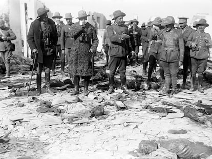 El alto comisario, general Dámaso Berenguer -con traje de tela de chilaba-,  visita en 1921 Monte Arruit, donde perecieron o fueron hechos prisioneros los hombres de la columna Navarro tras el desastre de Annual. 