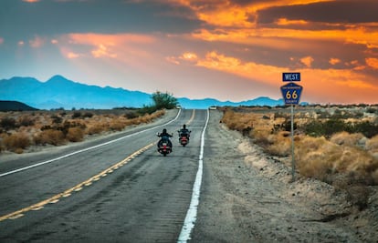 Dos motoristas en la Ruta 66, en California (Estados Unidos).