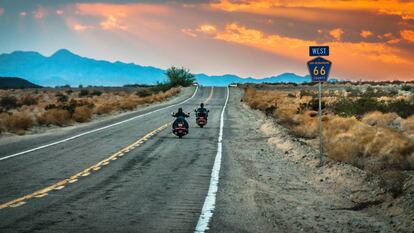 Dos motoristas en la Ruta 66, en California (Estados Unidos).