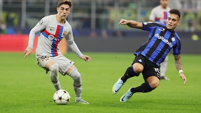 Gavi controla el balón ante Lautaro Martínez durante el partido entre el Barcelona y el Inter la semana pasada en Milán.