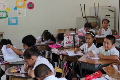 Las escuelas de los territorios indígenas se enfrentan al complejo desafío de equilibrar los planes de estudios normalizados con los adaptados a la historia y la lengua indígenas de una zona concreta. En Costa Rica, la educación bilingüe para niños indígenas no dispone de un presupuesto directo.