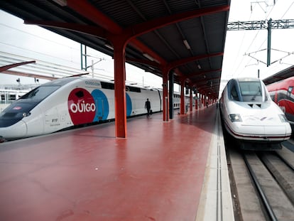 Trenes de los operadores Ouigo, Renfe e  Iryo en la estación de Chamartín.